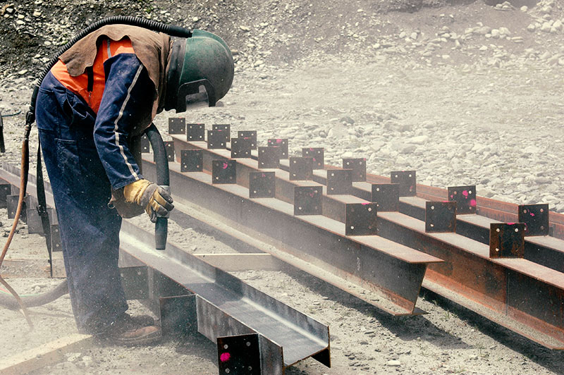 Sandstrahlreinigung von Metallbauteilen