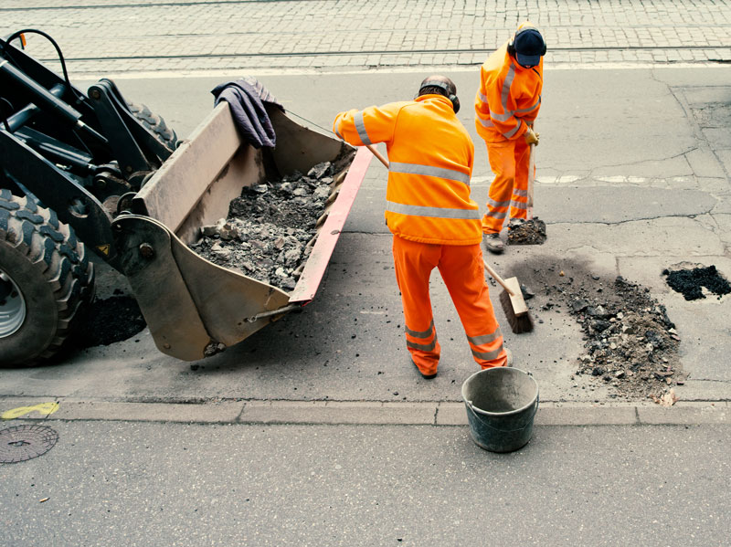 Das Bild zeigt das Aufräumen einer Baustelle